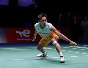 Momota Overcomes Shaky Start; Japan Blank England